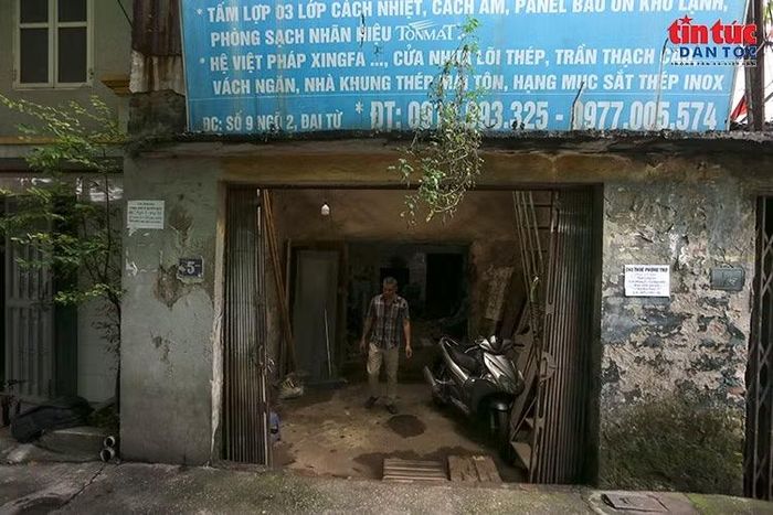 "Tôi sinh sống ở đây đã khoảng 40 năm. Bản thân tôi rất tiếc khi phải rời bỏ nơi này. Tuy nhiên, vì sự phát triển chung và vì các thế hệ sau, tôi sẵn sàng ủng hộ việc bàn giao mảnh đất cho dự án. Tôi nghĩ thế hệ sau sẽ được hưởng lợi lâu dài từ con đường này" - ông Chu Đình Chính chia sẻ.