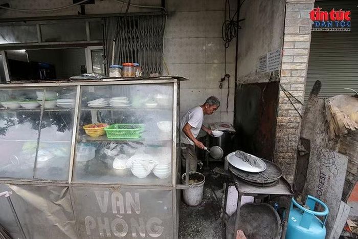 Một hàng ăn nhỏ trong khu dân cư vẫn duy trì hoạt động trước khi mặt bằng được bàn giao cho dự án.