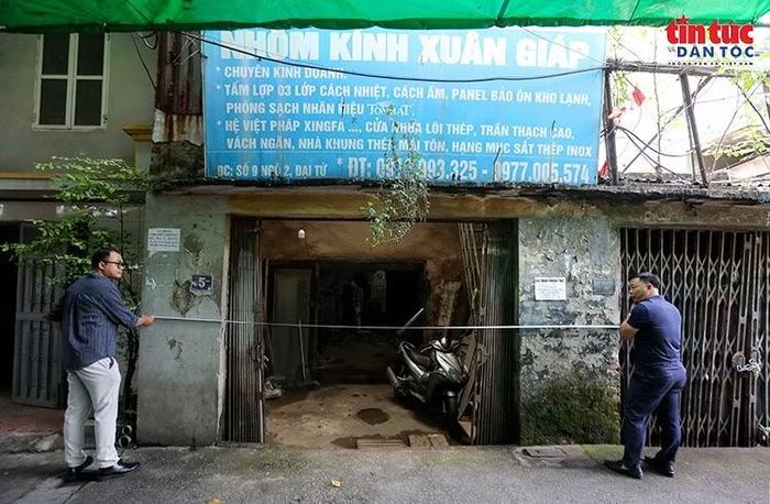Tổ công tác giải phóng mặt bằng phường Định Công xuống từng hộ gia đình đo đạc diện tích, kiểm đếm tài sản, xác minh nguồn gốc đất và thời điểm xây dựng công trình để lập phương án bồi thường chính xác, công khai.