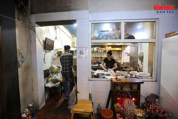 Nhịp sống bên trong một hộ kinh doanh tại khu dân cư Đại Từ trước ngày di dời để nhường chỗ cho dự án đô thị mới.