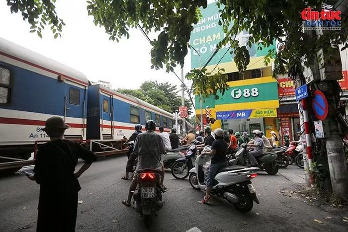 Tàu hỏa chạy qua khu dân cư đông đúc trên phố Đại Từ, giao thông tại khu vực thường xuyên chịu áp lực lớn.