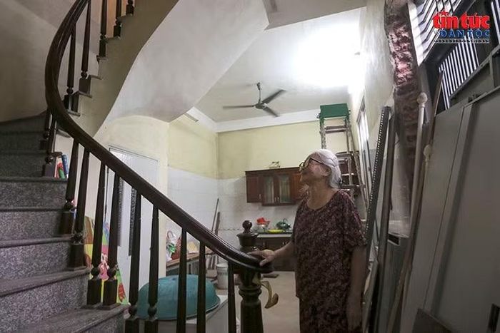 Bà Triệu Thị Nhan đã gắn bó nhiều năm với ngôi nhà , trước thời điểm gia đình bàn giao mặt bằng để thực hiện dự án.