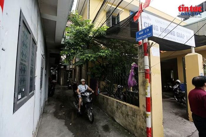 Ngõ 2/15 phố Đại Từ là một trong những khu vực có nhiều hộ dân bị ảnh hưởng bởi công tác giải phóng mặt bằng.