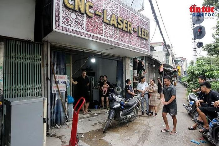 Tàu hỏa chạy qua khu dân cư đông đúc trên phố Đại Từ; giao thông tại khu vực thường xuyên chịu áp lực lớn.
