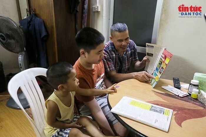Cuộc sống sinh hoạt gia đình trong căn nhà đã gắn bó với nhiều thế hệ tại phố Đại Từ.
