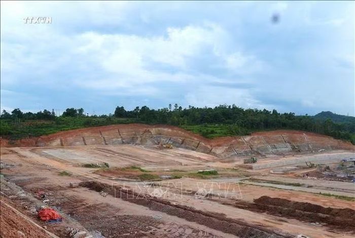 Khu tái định cư ổn định đời sống nhân dân sau khi thu hồi đất thực hiện Dự án khai thác lộ thiên mỏ sắt Nà Rụa (Nà Lụa) phường Thục Phán được đẩy nhanh tiến độ. Ảnh: Chu Hiệu/TTXVN