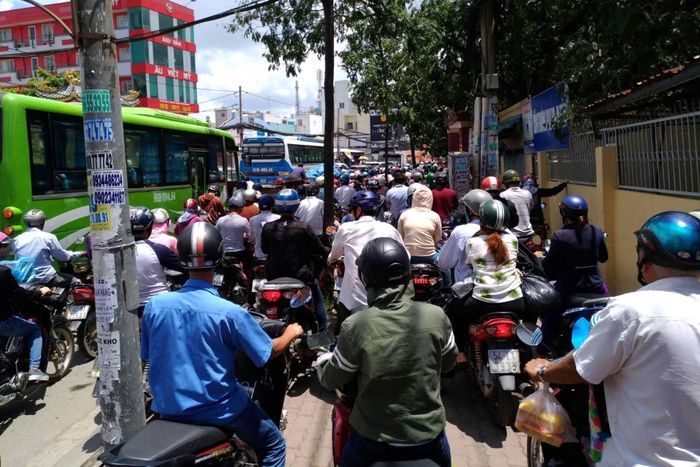 Việc ùn tắc giao thông vào các giờ cao điểm ở những tuyến đường có các trường học vẫn diễn ra thường xuyên. Ảnh: R.M