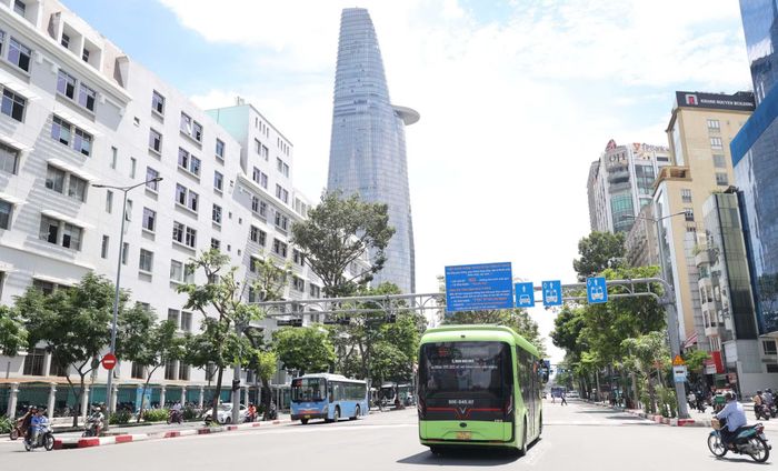 Chính sách miễn vé đi xe buýt tại TP Hồ Chí Minh cũng góp phần giảm lượng lưu thông xe cá nhân. Ảnh: Mạnh Linh