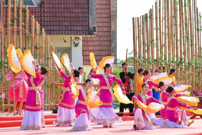 Trong hai ngày 3/10 và 4/10, tại Làng Văn hóa - Du lịch các dân tộc Việt Nam diễn ra nhiều hoạt động trưng bày, biểu diễn, giao lưu, trải nghiệm văn hóa.