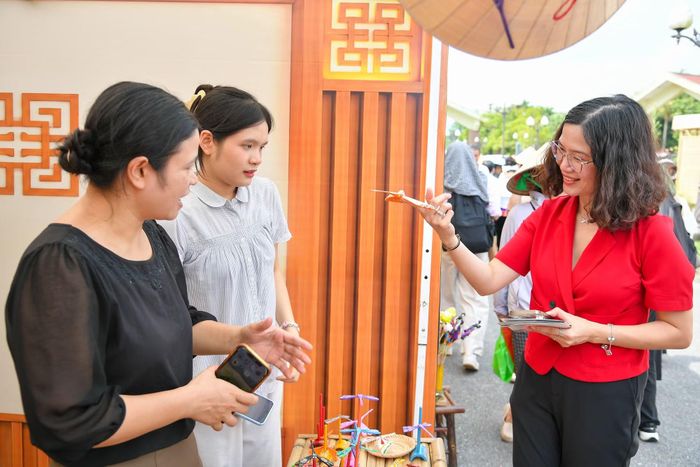 Người dân và du khách có cơ hội trực tiếp tham gia, tìm hiểu và trải nghiệm các giá trị văn hóa cùng nghệ nhân, nghệ sĩ và cộng đồng các dân tộc.