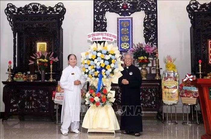 Đại diện Tổng Giáo phận Thành phố Hồ Chí Minh tặng hoa chúc mừng đại lễ kỷ niệm 100 năm Ngày thành lập đạo Cao Đài.