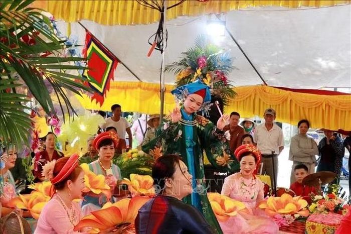 Giá hầu của thanh đồng Hoàng Ngọc Anh Thơ, thành phố Hải Phòng tại Đền Bảo Lộc, phường Nam Định, tỉnh Ninh Bình.