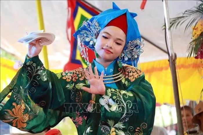 Giá hầu của thanh đồng Hoàng Ngọc Anh Thơ, thành phố Hải Phòng tại Đền Bảo Lộc, phường Nam Định, tỉnh Ninh Bình.