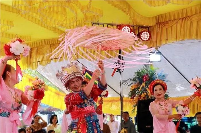Thanh đồng Nguyễn Mạnh Tuấn, tỉnh Phú Thọ thực hiện giá hầu trong nghi lễ thực hành tín ngưỡng thờ Mẫu tại Đền Bảo Lộc, phường Nam Định, tỉnh Ninh Bình.