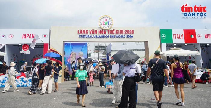 Đông đảo du khách trong nước và quốc tế ghé thăm Lễ hội Văn hoá thế giới tại Hà Nội.