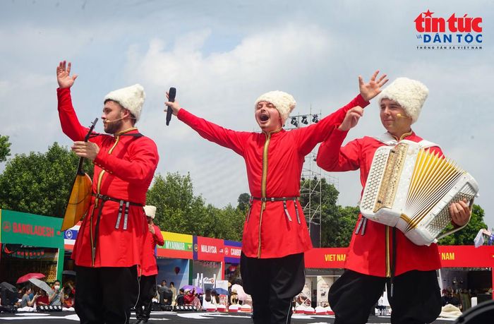 Nghệ sĩ Nhà hát ca nhạc “Yar” Moskva trình diễn những giai điệu dân ca và âm nhạc truyền thống Cossack.