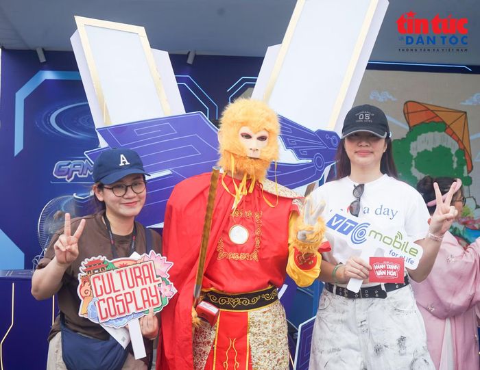 Khách tham quan check-in tại lễ hội.
