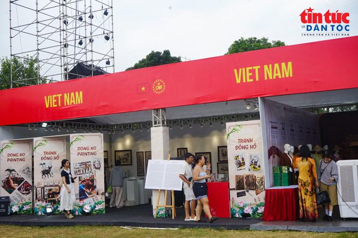 Du khách tham quan các không gian văn hóa tại Lễ hội Văn hóa thế giới tại Hà Nội lần thứ hai ngày 3/10.