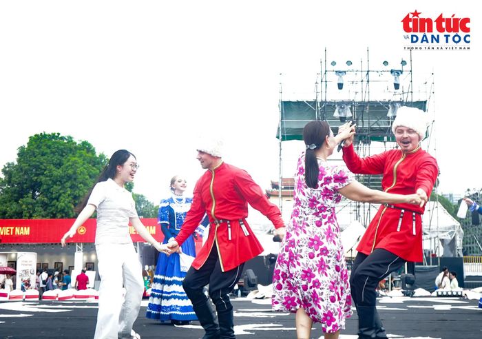 Du khách lên sân khấu trực tiếp giao lưu cùng các nghệ sĩ đến từ Nga.