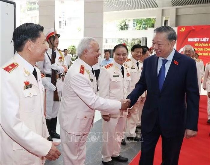 Tổng Bí thư, Chủ tịch nước Tô Lâm và các đại biểu tham dự Đại hội đại biểu toàn quốc Hội Cựu Công an nhân dân Việt Nam lần thứ II. Ảnh: Thống Nhất/TTXVN