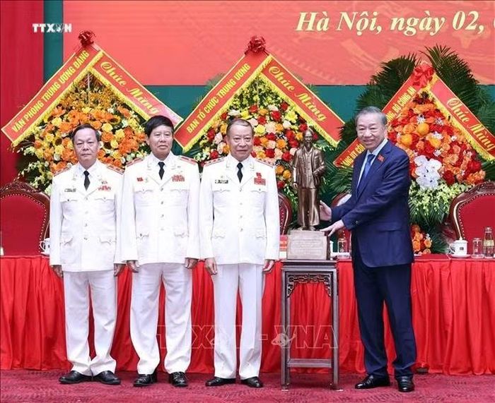 Tổng Bí thư, Chủ tịch nước Tô Lâm tặng bức tượng Chủ tịch Hồ Chí Minh cho Hội Cựu Công an nhân dân Việt Nam. Ảnh: Thống Nhất/TTXVN