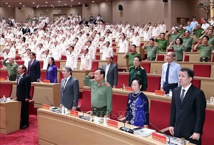 Các đại biểu thực hiện nghi lễ chào cờ. Ảnh: Thống Nhất/TTXVN