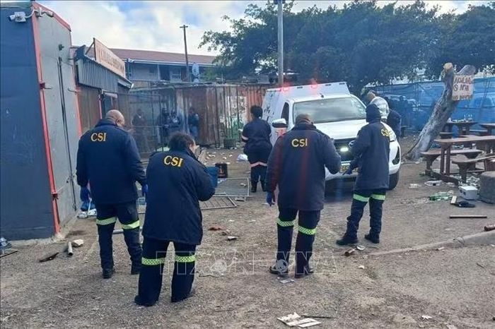 Cảnh sát điều tra tại hiện trường vụ xả súng ở thị trấn Lwandle, gần thành phố Cape Town, Nam Phi ngày 27/9/2026. Ảnh: THX/TTXVN phát