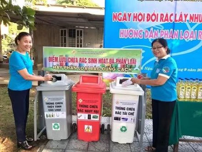 Phong trào phụ nữ tham gia phân loại rác tại nguồn đã trở thành điểm sáng, góp phần quan trọng xây dựng nông thôn mới theo hướng xanh - sạch - đẹp và bền vững. Ảnh: PM