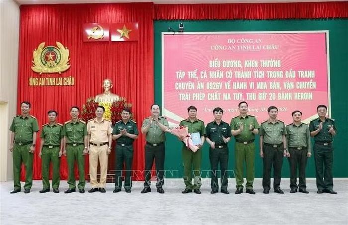 Thiếu tướng Bùi Quyết Toán, Giám đốc Công an tỉnh Lai Châu trao thưởng cho các lực lượng tham gia phá án.