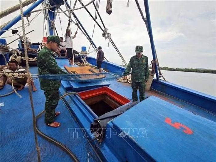 Lực lượng Biên phòng kiểm tra hàng hóa trên tàu ĐT 93686 TS. Ảnh: TTXVN phát