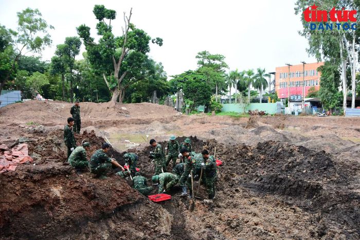 Lực lượng làm nhiệm vụ xử lý hơn 550m³ đất để tìm kiếm hài cốt liệt sĩ.