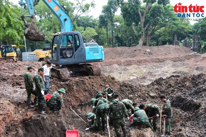 Máy cuốc được huy động phục vụ đào đất, mở rộng phạm vi tìm kiếm hài cốt liệt sĩ.