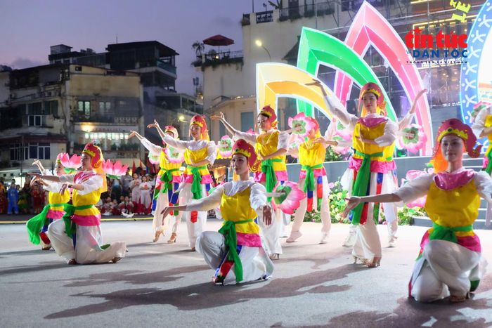 Qua mỗi tiết mục, Lễ hội “Sắc màu năm châu” góp phần tạo nên một không gian văn hóa đa thanh, đa sắc.