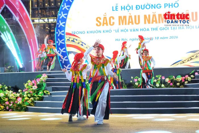 Điệu múa cổ "Con đĩ đánh bồng" của làng Triều Khúc đã được đem đến với người dân và du khách qua lễ hội lần này.