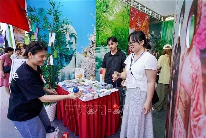 Lễ hội tạo cơ hội để người dân Thủ đô trực tiếp khám phá những nét văn hóa đặc sắc của các quốc gia. Ảnh: Khánh Hoà/TTXVN
