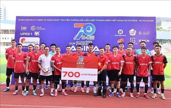 BTC trao bảng tượng trưng 700 lá cờ cho đại diện các đội bóng. Ảnh: Minh Đức/TTXVN