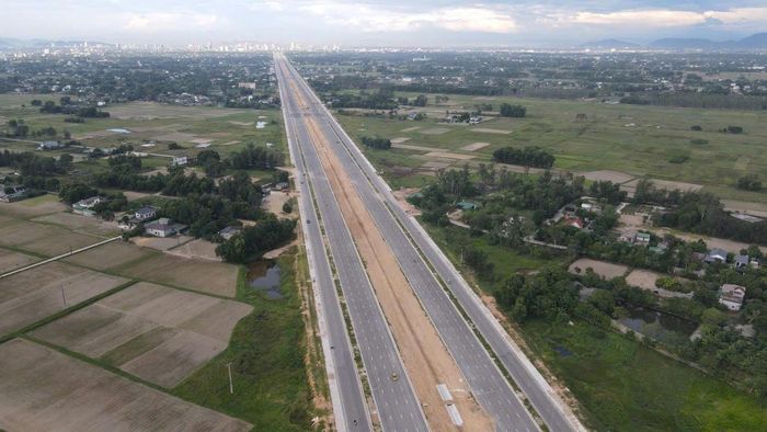 Phương án phải đảm bảo yêu cầu về tổ chức không gian, kiến trúc, cảnh quan bám sát định hướng của quy hoạch phân khu đại lộ Vinh - Cửa Lò và khu vực hai bên đại lộ Vinh - Cửa Lò; công trình kiến trúc theo hướng hiện đại, trang trọng, phù hợp với điều kiện tự nhiên, khí hậu địa phương; bảo đảm hài hòa với không gian, cảnh quan khu vực, đáp ứng yêu cầu sử dụng trước mắt và lâu dài; nghiên cứu tạo lập bản sắc, đặc trưng riêng và điểm nhấn kiến trúc, cảnh quan cho khu Trung tâm hành chính tỉnh.