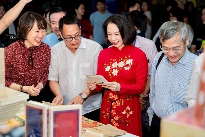 Bà Vũ Thu Hà - Phó Chủ tịch UBND Tp. Hà Nội cùng các đại biểu tham quan không gian Hội sách.
