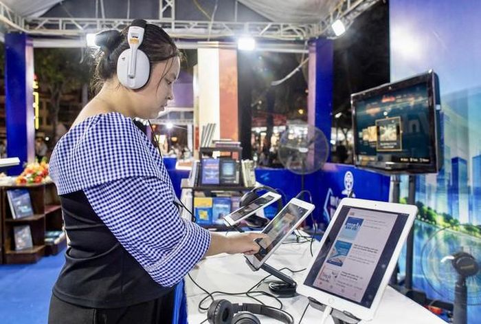 Không gian Hội sách Hà Nội thu hút đông đảo người dân và du khách.