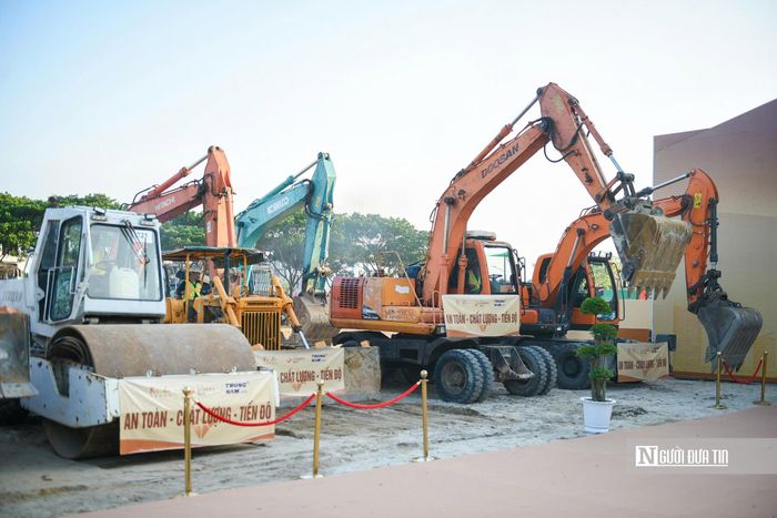 Các phương tiện thi công đã được bố trí tại công trường sau lễ tái khởi động dự án.