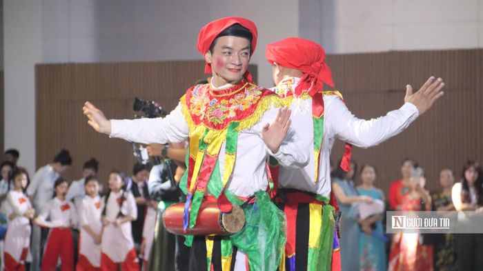 Các tiết mục nghệ thuật truyền thống Việt Nam được giới thiệu cùng những màn trình diễn của các đoàn quốc tế.