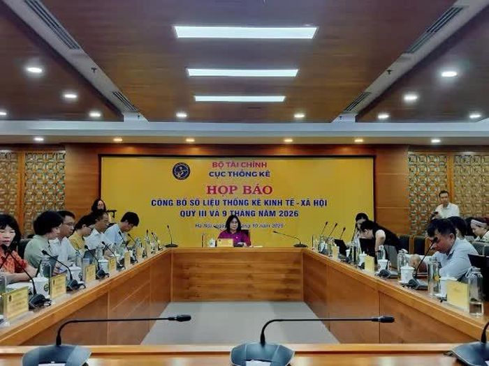 Bà Nguyễn Thị Hương - Cục trưởng Thống kê chủ trì họp báo.