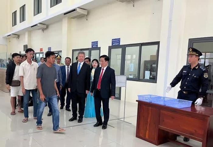 Cán bộ hướng dẫn người dân làm thủ tục tại cửa khẩu.