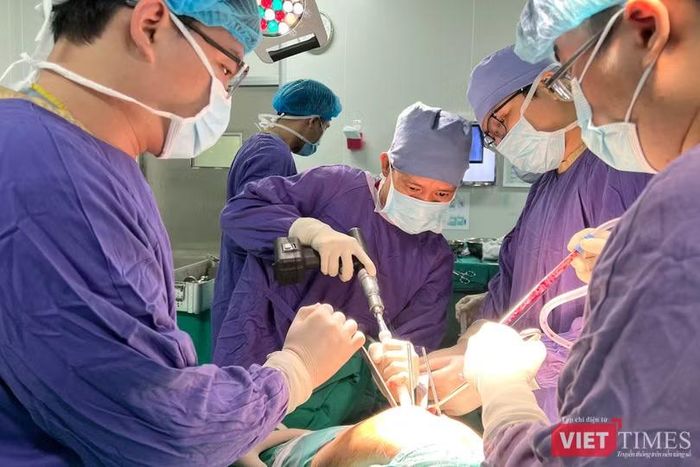  PGS.TS Nguyễn Mạnh Khánh trong một ca mổ nội soi khớp gối. Ảnh: Thanh Hằng. 