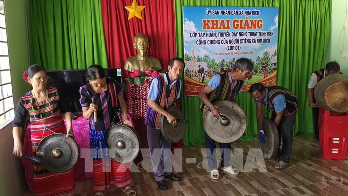 Các nghệ nhân biểu diễn cồng, chiêng tại xã Nha Bích. Ảnh: K GỬIH - TTXVN