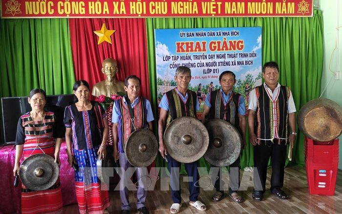 Các nghệ nhân truyền dạy cồng, chiêng tại xã Nha Bích. Ảnh: K GỬIH - TTXVN