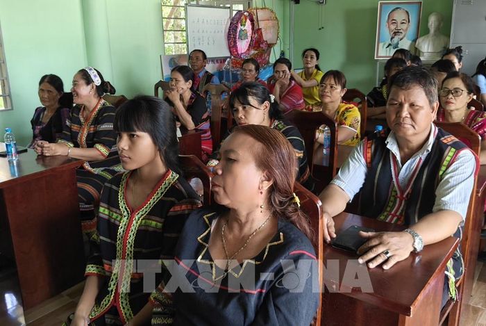 Các học viên tham gia tập huấn về cồng, chiêng tại xã Nha Bích. Ảnh: K GỬIH - TTXVN