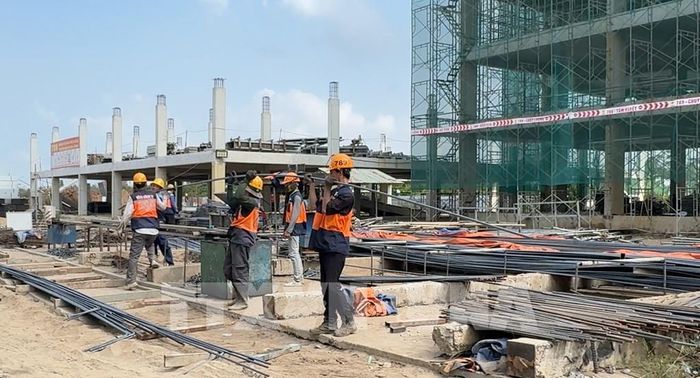 Dự án Nhà ở xã hội Công đoàn trên địa bàn xã Giao Long, tỉnh Vĩnh Long đang được thi công. Ảnh: Phúc Sơn – TTXVN