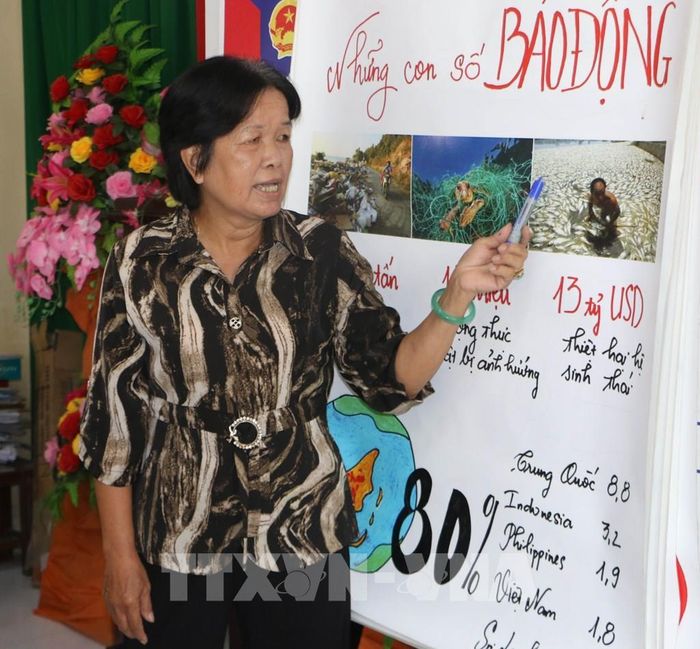 Tuyên truyền đến người dân về rác thải nhựa tại nhà văn hóa khu vực 5, phường Vị Tân, thành phố Cần Thơ ngày 2/10/2026. Ảnh: Duy Khương – TTXVN