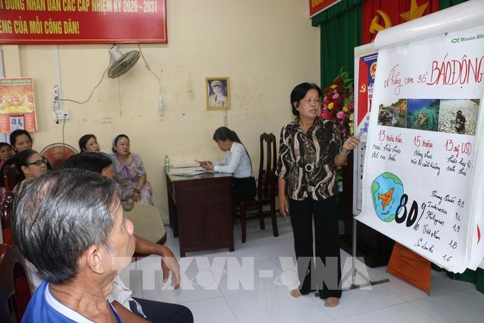 Tuyên truyền đến người dân về rác thải nhựa tại nhà văn hóa khu vực 5, phường Vị Tân, thành phố Cần Thơ ngày 2/10/2026. Ảnh: Duy Khương – TTXVN